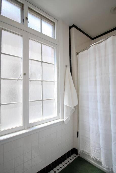 Brand New Stylish 1bdr In Heart Of Rittenhouse Sq. Hosted By Stayrafa * Philadelphia