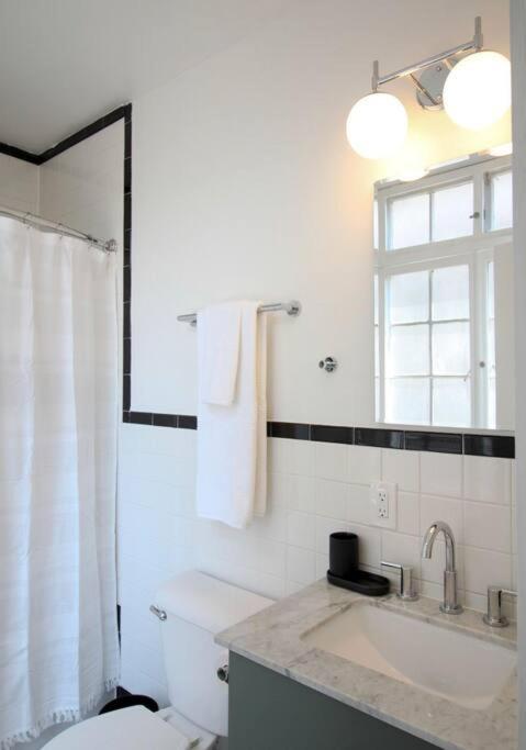 Brand New Stylish 1bdr In Heart Of Rittenhouse Sq. Hosted By Stayrafa *